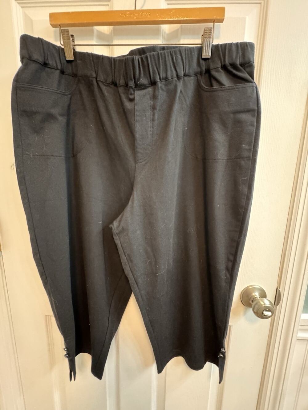 Bob Mackie Xl Black Knit Capris Pockets Stretch Button Detail At Hem Relaxed Fit